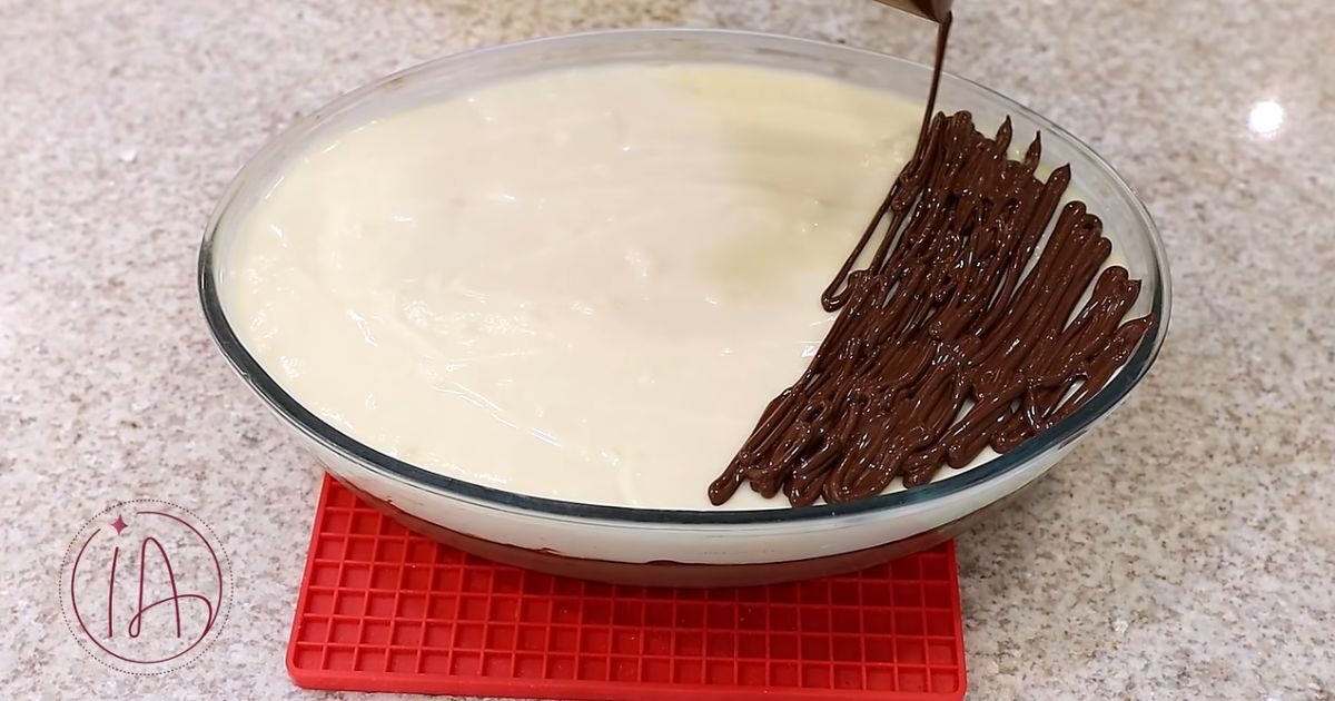 Ovo De Pascoa Na Travessa massa chocolate derretido