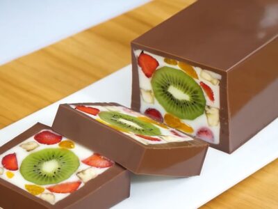 Sobremesa de frutas com chocolate pronta