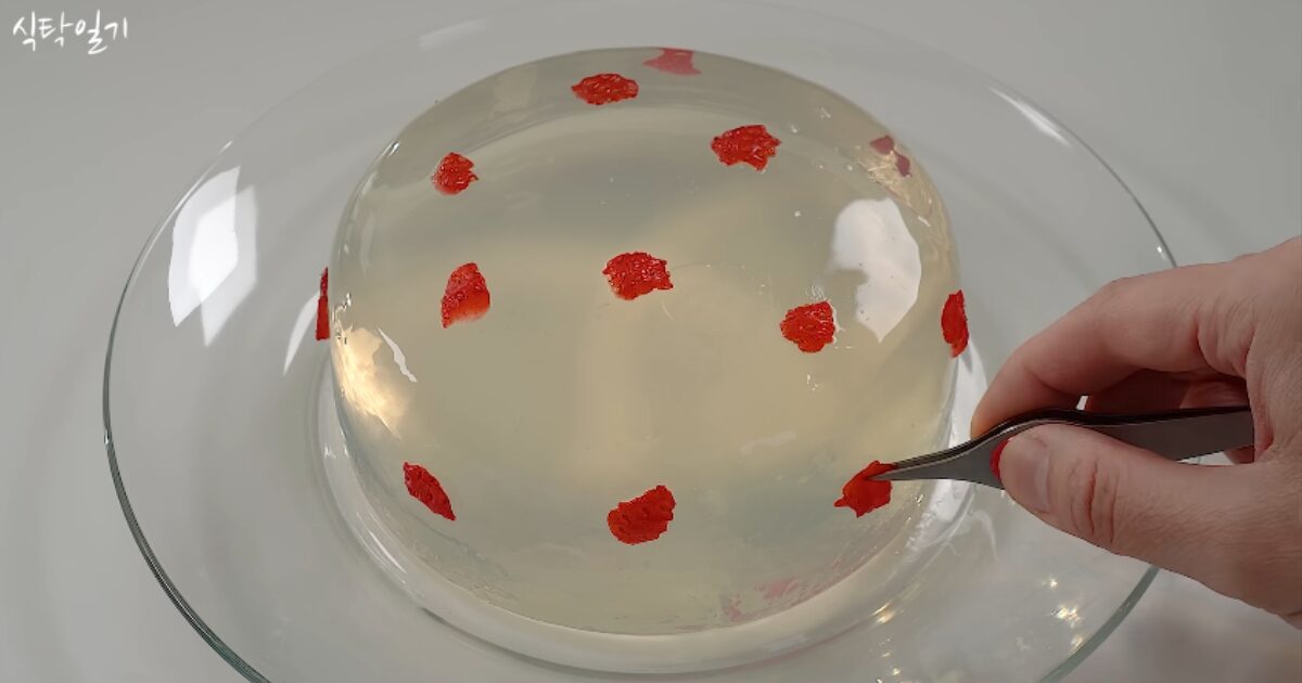 colar os morangos na gelatina