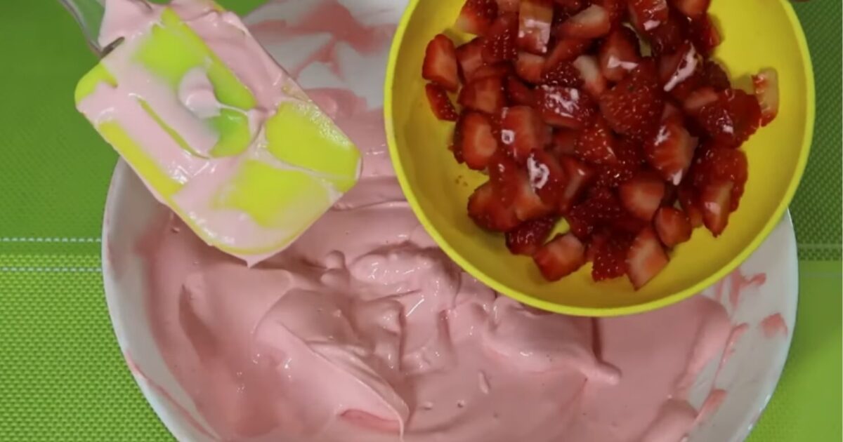 misturar morango na mousse