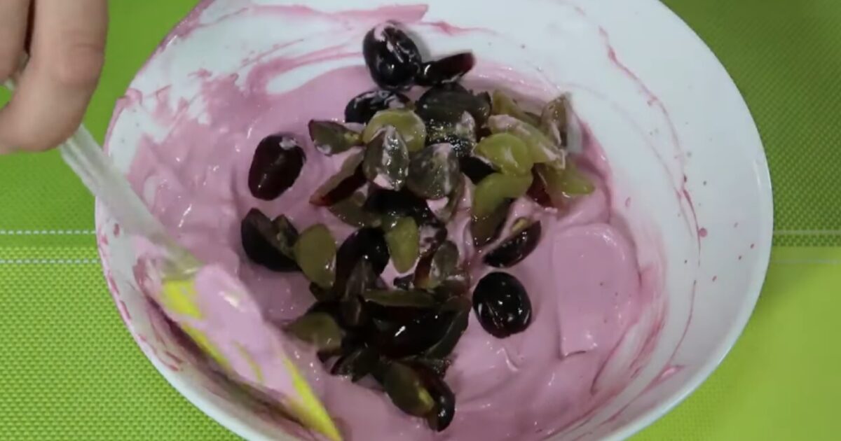 misturar uva na mousse