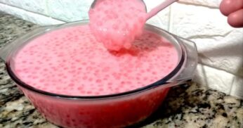 Sagu cremoso com gelatina de morango