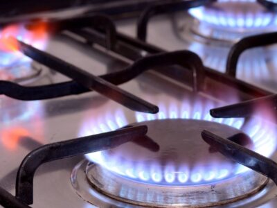 fogao amarelo panela preta