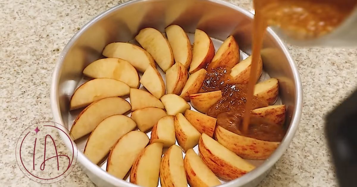 Bolo de Maçã calda despejar