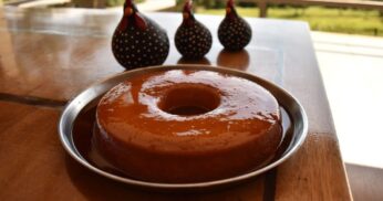 Bolo de Pudim com Fruta Caramelizada: Uma Sobremesa Perfeita para todas as Ocasiões
