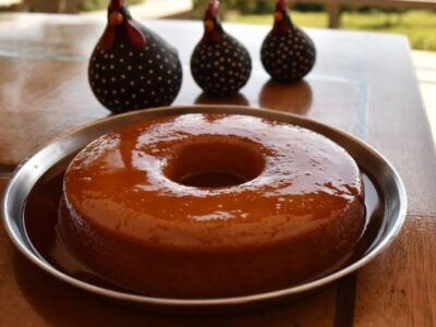 Bolo de Pudim com Fruta Caramelizada