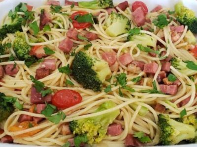 Espaguete com Brócolis, Bacon e Calabresa