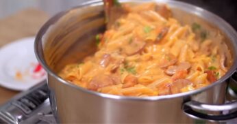 Macarrão Cremoso com Calabresa de Uma Panela Só: Sabor e Praticidade na Sua Mesa