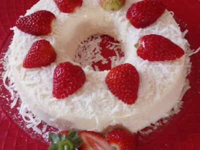 Moça Gelada de Coco com Morangos