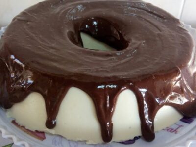 Pudim de leite ninho com cobertura de chocolate