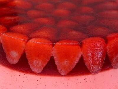 Sobremesa de grelatina com morangos