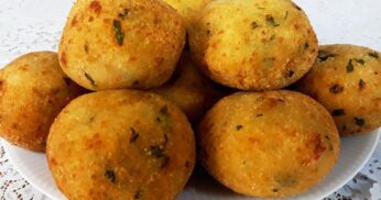Bolinhos de batata recheados com queijo e presunto