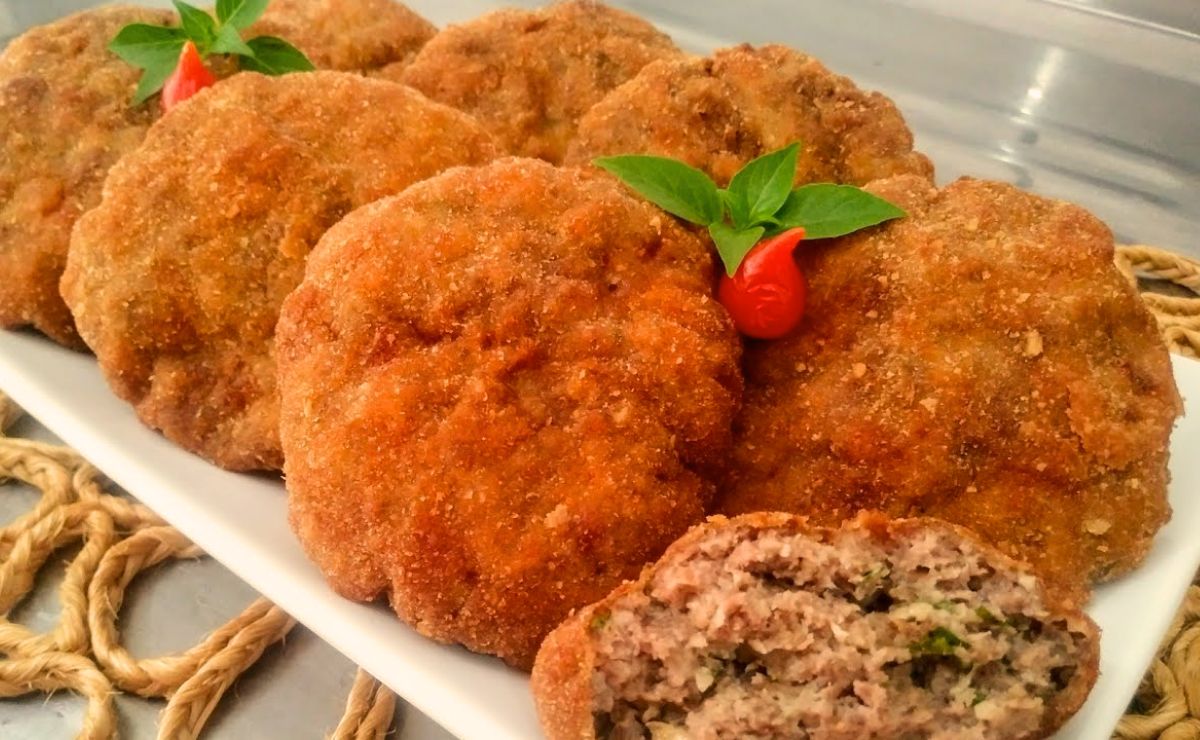  Bolinho de carne moída empanados, em forma de disco