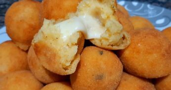 Bolinho de milho de latinha recheado com queijo, receita simples e saborosa