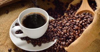 Por que as pessoas estão colocando sal no café?