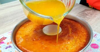 Bolo de laranja com calda cítrica