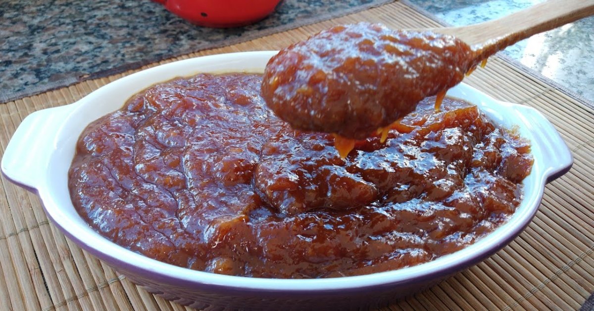  Se você tem bananas maduras em casa e quer transformá-las em uma delícia cremosa, esta receita de doce de banana é perfeita