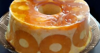 Pudim de abacaxi com a fruta