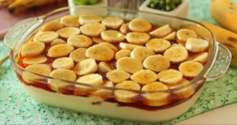 Sobremesa de banana, com creme e caramelo deliciosa na travessa gelada, aprenda a fazer