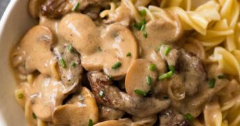 Stroganoff com A mesmo, feito com filé de costela, clássico da culinária russa