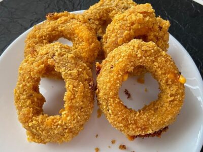 Aneis de cebola recheados com queijo