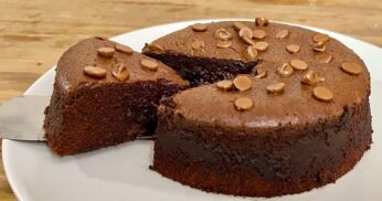 Delicioso Bolo de Chocolate Fofinho e Molhadinho: Uma Obra-Prima Doceira!