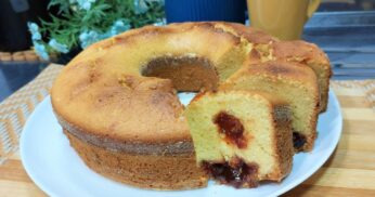 BOLO DE FUBÁ COM GOIABADA SIMPLES E DELICIOSO