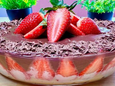 Bombom de morango na travessa