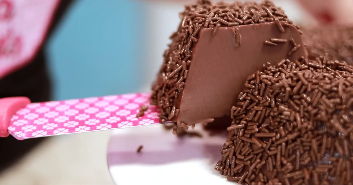  BRIGADEIRÃO CREMOSO DE GELADEIRA – UMA SOBREMESA RÁPIDA E DELICIOSA SEM USO DE FOGÃO