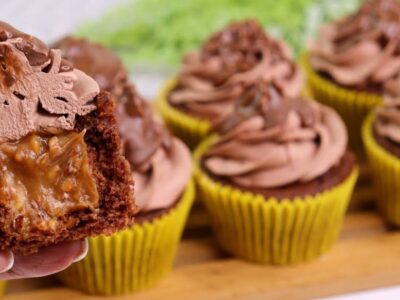 CUPCAKE DE SNICKERS CASEIRO