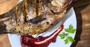 Delicioso Peixe Assado no Forno com Purê de Beterraba: Uma Refeição Elegante e Saborosa
