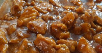 Almoço econômico com carne de porco ao molho