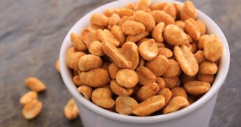 Como torrar amendoim no micro-ondas: uma mandeira prática de preparar seu petisco