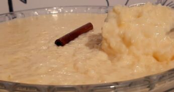 Arroz doce com gema de ovo e maizena assim fica cremoso de verdade
