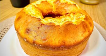Bolo úmido de banana com pedacinhos de fruta receita simples e deliciosa