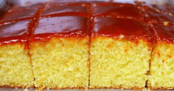 Bolo de fubá da massa bem macia com calda de goiabada