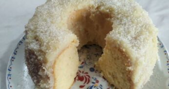 Bolo fofinho de guaraná, a bebida borbulhante ajuda a levantar a massa, tornando-a incrivelmente fofa e deliciosa