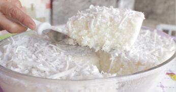 Cuscuz de tapioca cremoso na travessa com passo a passo simples