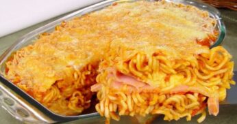 Lasanha de Miojo é uma receita criativa e saborosa que transforma o macarrão instantâneo em um prato gourmet