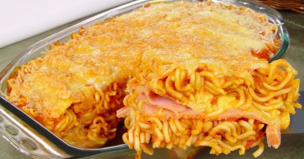  Lasanha de Miojo é uma receita criativa e saborosa que transforma o macarrão instantâneo em um prato gourmet