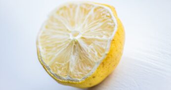 10 utilidades para aquela metade de limão que vai ressecar na porta da geladeira
