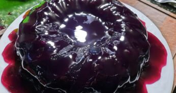 Manjar de vinho com calda aveludada é um deleite para os amantes de sobremesas refinadas