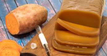 Marrom Glacê é tão simples, leva apenas batata doce, açúcar, gelatina incolor e essência de baunilha, doce clássico