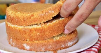Massa de bolo profissional fofo na medida para cortar em camadas e rechear