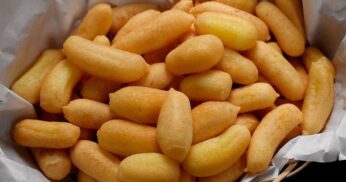 Conheça os Ovos Bolha, um salgadinho de receita simples, com ovos, manteiga e amido de milho