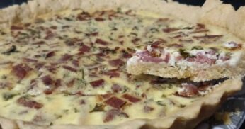 Quiche de calabresa vai bem a qualquer hora, aprenda a fazer