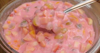 Salada de Frutas Cremosa com Gelatina de Morango