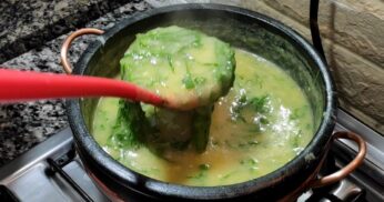 Quem foi criado comendo sopa de fubá com couve sabe a riqueza desse prato