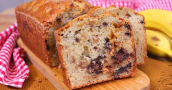 NÃO DESCARTE SUAS BANANAS MADURAS! FAÇA ESSE BOLO DE BANANA COM CHOCOLATE ÚMIDO E SABOROSO!