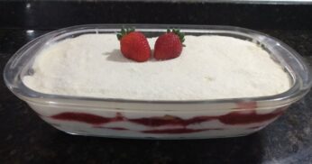PAVÊ COM GELEIA DE MORANGO: UMA COMBINAÇÃO IRRESISTÍVEL!